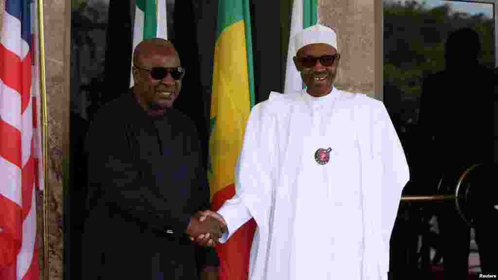 Le président nigérian Muhammadu Buhari reçoit l'ancien président ghanéen John Mahama lors de la réunion spéciale des délégations de la Cedeao sur la crise électorale en Gambie, à Abuja, le 9 janvier 2017.