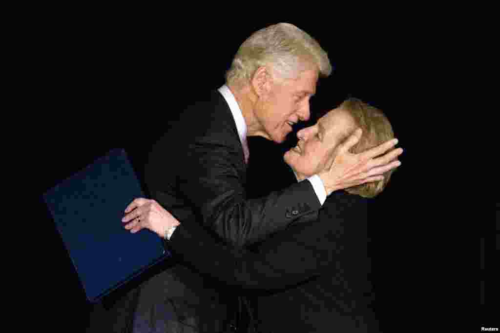 Mantan Presiden AS Bill Clinton menyalami mantan Menlu AS Madeleine Albright pada sebuah acara di kota New York.