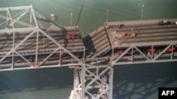 Esta foto de archivo del 22 de octubre de 1989 muestra una parte derrumbada del Puente de la Bahía en Oakland después del terremoto que sacudió el norte de California el 17 de octubre de 1989. AFP/Gary Weber.