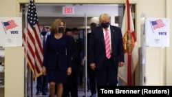 Le président américain Donald Trump portant un masque facial part après avoir voté à l'élection présidentielle de 2020 à la bibliothèque du comté de Palm Beach à West Palm Beach, aux États-Unis, le 24 octobre 2020.