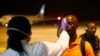 Un agent de santé vérifie la température d'un homme arrivant à l'aéroport de Bata, à Litoral, en Guinée équatoriale, le 14 janvier 2015.