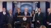 El vicepresidente de Estados Unidos, Mike Pence, brinda una sesión informativa sobre el coronavirus con miembros del grupo de trabajo sobre el coronavirus de la Casa Blanca en Washington.