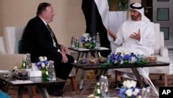 El secretario de Estado de EE.UU., Mike Pompeo (izq.). se reúne con el príncipe heredero de los Emiratos Árabes Unidos, jeque Mohammed bin Zayed Al Nahyan, en Abu Dabi, el lunes 24 de junio de 2019.