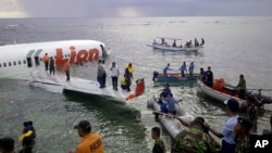 Pesawat Boeing 737 Lion Air mengalami kecelakaan di perairan Selat Bali (13/4). 