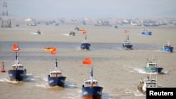 Kapal penangkap ikan bertolak dari pelabuhan Shenjiawan di Zhoushan, Zhejiang, China (17/9/2012). China dan Jepang terlibat dalam sengketa wilayah kepulauan Senkaku atau Diaoyu di Laut China Timur.