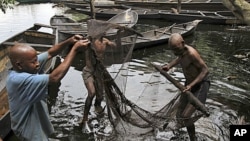 Pescadores no Delta do Niger (Nigéria) fazem face a problemas ambientais crescentes como resultado da exploração desenfreada do petróleo 