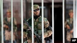 Tentara Pakistan berjaga-jaga di dalam gedung parlemen dalam sesi darurat di Islamabad, Pakistan (2/9). (AP/B.K. Bangash)