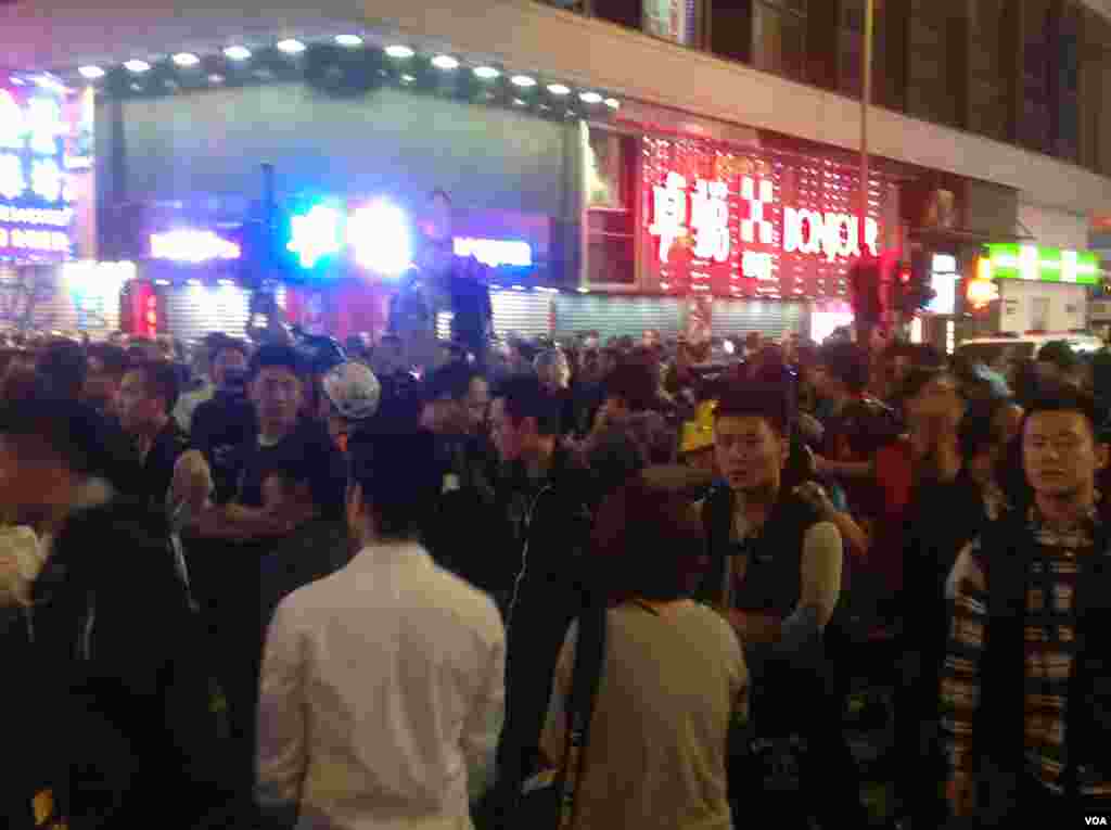 大批市民連續第二晚在旺角與警方「巷戰」 (美國之音海彥拍攝 )
