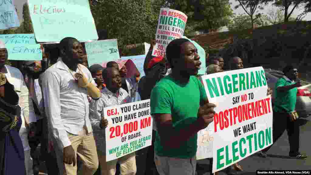 Protesters rally against a delay of the February 14 presidential elections, Abuja, Nigeria, Feb. 5, 2015.