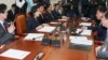 나경원 한국 국회 외교통일위원장(왼쪽 두 번째)이 27일 국회 외교통일위원회 소회의실에서 북한인권법의 '신속처리안건' 지정방안 등을 논의하기 위해 열린 당정협의에서 모두발언하고 있다.