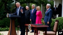 លោក​ប្រធានាធិបតី Donald Trump ថ្លែង​នៅ​ក្នុង​សួន​ផ្កា​កុលាប​ក្នុង​សេតវិមាន ក្នុង​រដ្ឋធានី​វ៉ាស៊ីនតោន កាលពី​ថ្ងៃទី៤ ខែឧសភា ឆ្នាំ២០១៧។