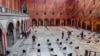 Para petugas medis menyiapkan peralatan menjelang vaksinasi massal COVID-19 di Stockholm City Hall, Stockholm, Swedia (foto: dok). 