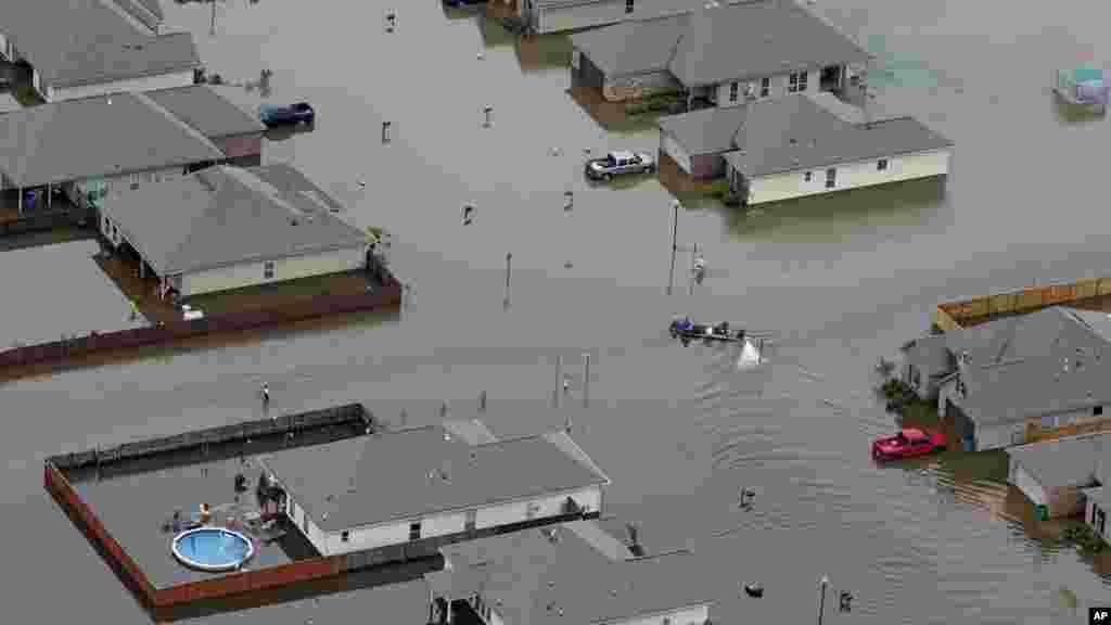 Vue aérienne d'un quartier inondé après de fortes pluies le 13 août 2016.