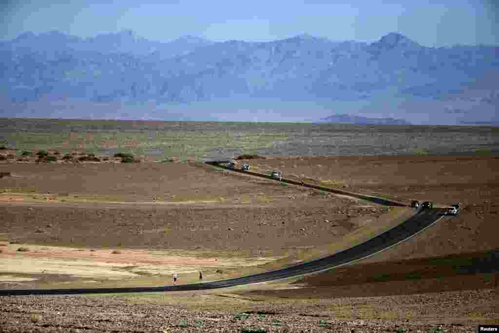 Competitors take part in the Badwater Ultramarathon in Death Valley National Park, California, USA, July 15, 2013. The 135-mile (217 km) race, which bills itself as the world's toughest foot race, goes from Death Valley to Mt. Whitney, California, in temperature which can reach 130 degrees Fahrenheit (55 Celsius).