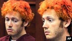 A James Holmes se le vio en corte con la misma mirada vaga y actitud aturdida de la vez anterior.
