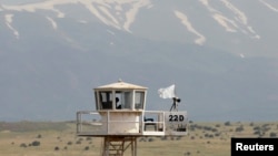 A United Nations observation tower overlooking Syria is seen near the Kuneitra border crossing in the Golan Heights, May 8, 2013.