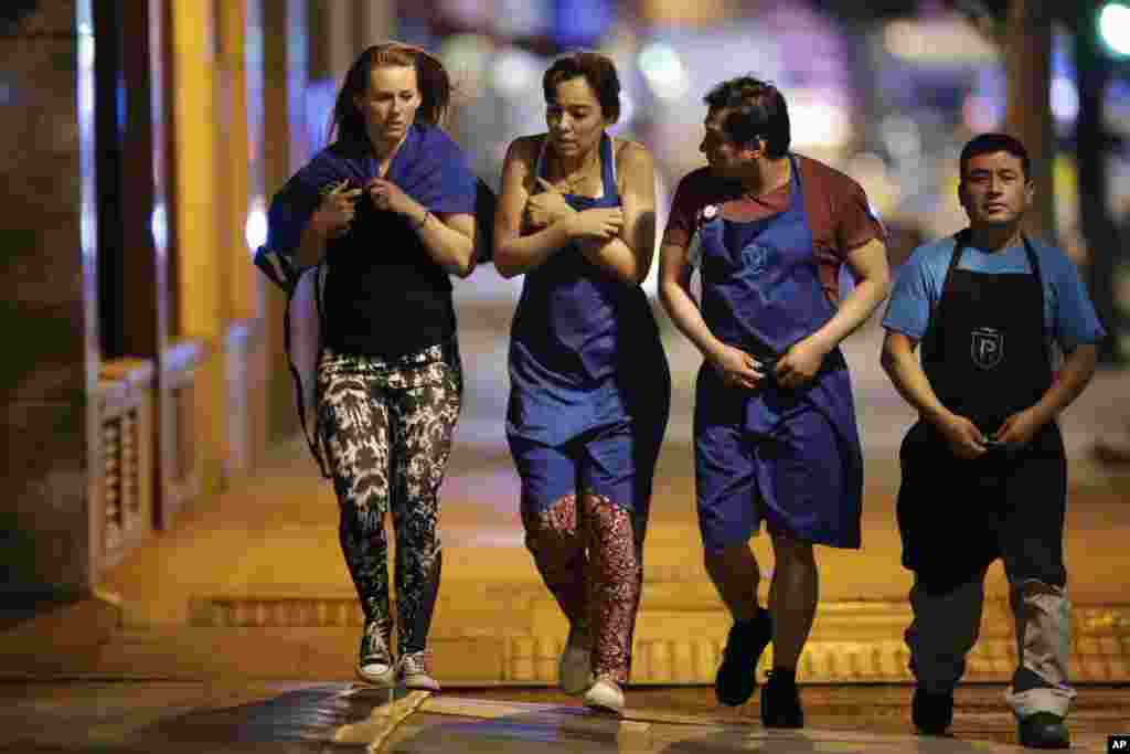 Afectados testigos del ataque del sábado por la noche en Londres salen del cordón policial en el área del Puente Londres donde siete personas fueron asesinadas y 48 fueron heridas por tres atacantes que fueron ultimados por la policía. Junio 3, 2017.
