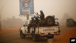 Des soldats de la Minusca patrouillent à Bangui, en Centrafrique, le 12 février 2016.
