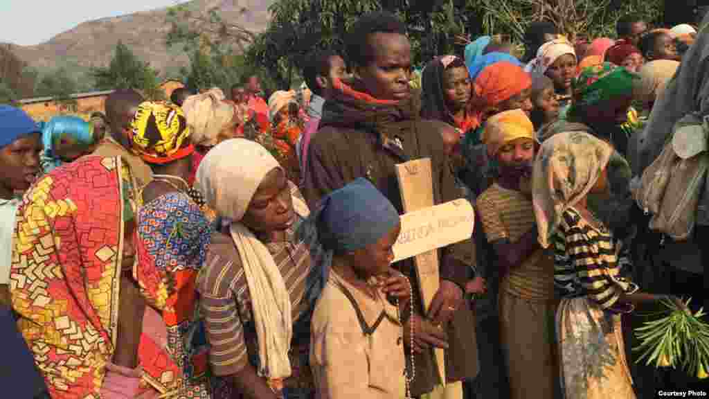La population burundaise montre des cadavres sur une route, non loin d’une base de la Mission des Nations unies au Congo, le 16 septembre 2017.