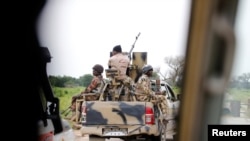 Un convoi de l'armée nigériane avec un canon antiaérien se dirige vers Bama, dans l'État de Borno, au Nigéria, le 31 août 2016. 
