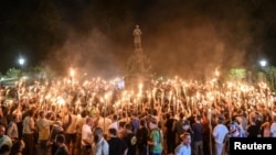 Nacionalistas blancos participan en una marcha de antorchas en la Universidad de Virginia, el 11 de agosto de 2017. Violentos enfrentamientos con activistas antiracismo ocurrieron esa noche y al día siguiente. 