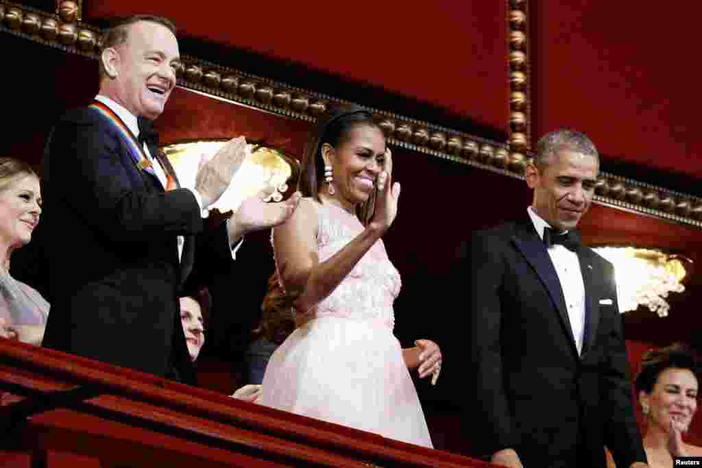 Le président américain Barack Obama et son épouse Michelle Obama au Kennedy Center, aux côtés de l'acteur Tom Hanks, l’un des lauréats cette année, Washington, 7 Décembre 2014. 