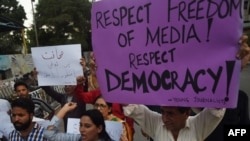 پاکستان میں صحافی اور سول سوسائٹی کے نمائندہ افراد میڈیا کی آزادی اور جمہوریت کے حق میں مظاہرہ کر رہے ہیں (اے ایف پی: فائل)