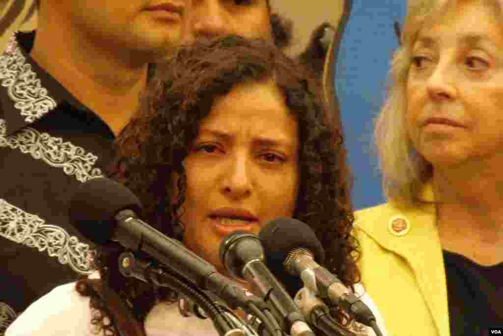 Angie González ha intervenido en el acto para pedir que no se deporte a su marido. La pareja se trasladó a Estados Unidos hace ocho años desde Honduras, tienen tres hijos y dos de ellos han nacido en territorio estadounidense.