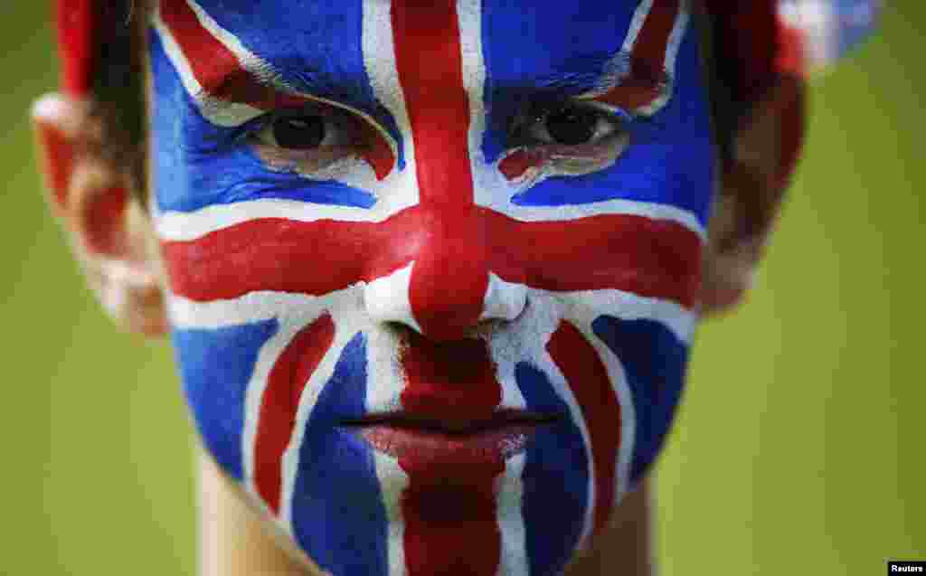 Spectator Nat Aaronson, whose face is painted like a Union flag, poses for a portrait on the Box Hill circuit of the men's cycling road race at the London 2012 Olympic Games in London July 28, 2012. 012 Olympic Games in London July 28, 2012. REUTERS/Mark