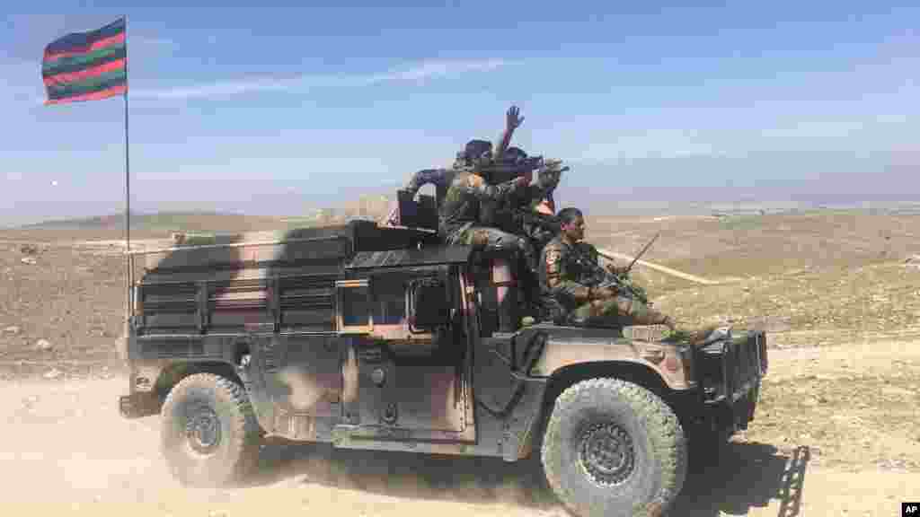 Patrouille des militaires afghans à Pandola, un village près de Jalalabad, en Afghanistan, le 14 avril 2017.