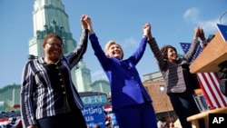  Hillary Clinton avec les parlementaires démocrates de Californie, Karen Bass et Maxine Waters, lundi 6 juin 2016, Los Angeles, Californie.(AP Photo/John Locher)