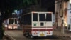 泰國《每日網路報紙》(Prachatai)照片: 2025年2月27日貼著黑色膠帶的卡車離開泰國曼谷的一處拘留中心。