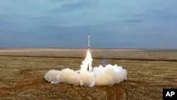FILE - Peluncuran rudal Iskander-K Rusia diluncurkan saat latihan militer di tempat pelatihan di Rusia, Sabtu, 19 Februari 2022. (Layanan Pers Kementerian Pertahanan Rusia via AP)