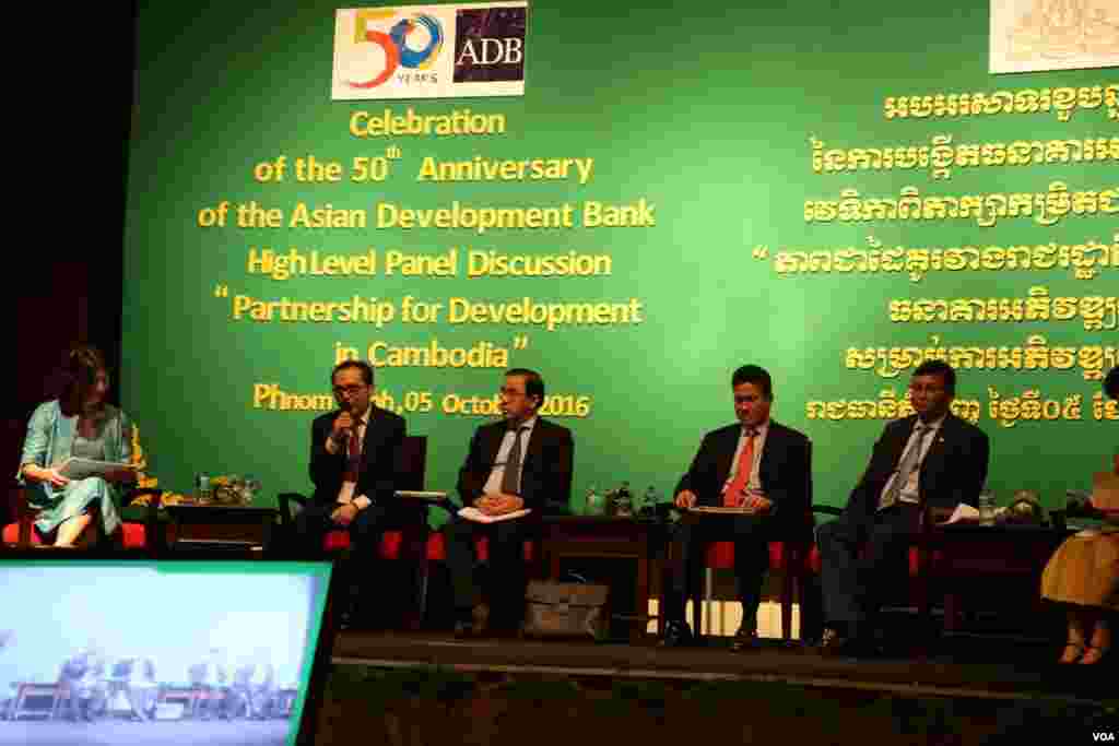 វាគ្មិនផ្តល់ចម្លើយនិងពិភាក្សានៅក្នុងវេទិកាពិភាក្សាកម្រិតជាន់ខ្ពស់និងការរួមចំណែករបស់ ADB ក្នុងការអភិវឌ្ឍន៍សង្គមនិងសេដ្ឋកិច្ចកម្ពុជា បញ្ហាប្រឈមនិងកិច្ចសហប្រតិបត្តិការដើម្បីការអភិវឌ្ឍន៍កម្ពុជានាពេលអនាគតនៅសណ្ឋាគារសូហ្វ៊ីតែលភ្នំពេញភូគីត្រា កាលពីថ្ងៃទី ០៥ តុលា ២០១៦។ (ទុំ ម្លិះ/VOA)