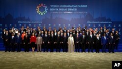 Un groupe de leaders mondiaux et des représentants posent pour une photographie au Sommet humanitaire mondiale, à Istanbul, le 23 mai 2016.
