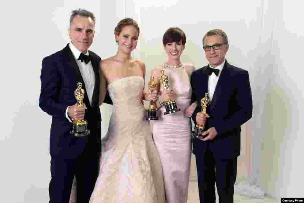Daniel Day-Lewis, Jennifer Lawrence, Anne Hathaway y Christoph Waltz sostienen con orgullo sus estatuillas.