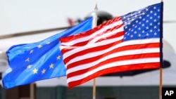 Bendera AS dan Uni Eropa di Bandara Internasional Dulles, di Chantilly, Virginia, AS, 18 Mei 2012. (Foto: AP)