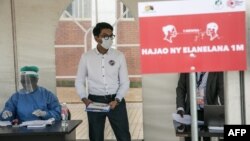 Le président malgache Andry Rajoelina assiste à un dépistage de patients suspectés d'être infectés par le coronavirus, à Antananarivo, le 31 mars 2020.
