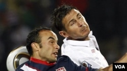 Bintang Amerika Landon Donovan ( kiri ) berebut bola diudara dengan pemain InggrisFrank Lampard ( kanan) pada laga pertama mereka yang berakhir imbang 1-1. Amerika harus menang atas Slovenia untuk mengamankan posisinya melangkah ke putaran kedua.