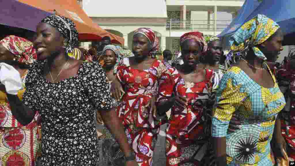 Les lycéennes récemment libérées avant d'être réunies avec leurs parents, à Abuja, au Nigéria, le 20 mai 2017.