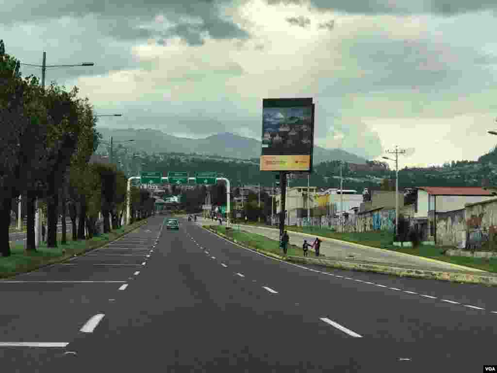 Algunos ingresos a Quito, la capital de ecuatoriana, se mantienen cerrados este domingo en la tarde luego de días de protestas. Foto: Néstor Aguilera - VOA.
