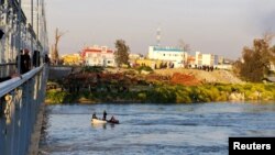 Waokoaji wa Iraqi wakitafuta walionusurika kutokana na ajali hiyo huko Mosul, Iraq, March, 21, 2019.