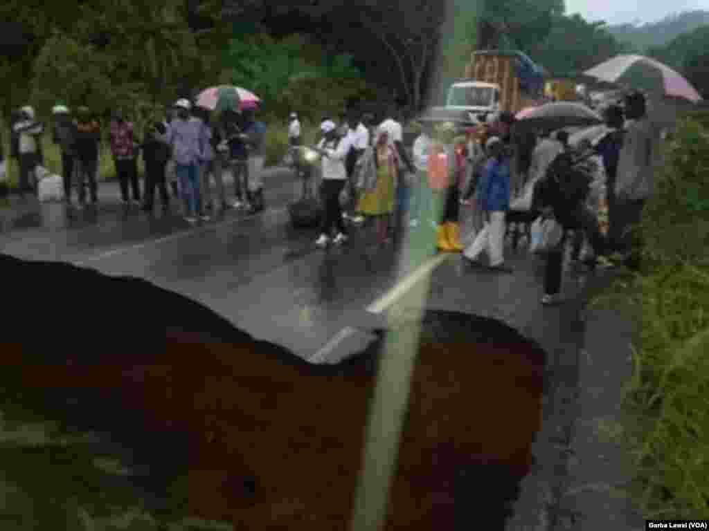 La route a été coupée dans les deux sens au niveau de Matomb, à 68 km de la capitale politique camerounaise Yaoundé à la suite de l'"effondrement d'une buse métallique sur la RN3 (route nationale numéro 3)", au Comeroun, 21 octobre 2016.