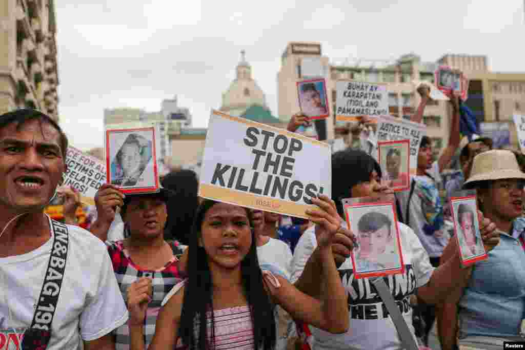 Activistas filipinos y familiares de personas asesinadas en la guerra contra las drogas del país, realizan una manifestación en celebración del Día de los Derechos Humanos en Manila.