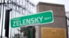 Seseorang memasang sebuah papan bertuliskan "Jalan Presiden ZELENSKY" di depan Kedutaan Besar Federasi Rusia, di Washington DC setelah Rusia menginvasi Ukraina. (Foto: AP)
