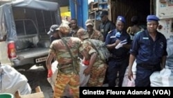 Saisie de faux médicaments par des militaires au marché Adjegounlè à Cotonou, Bénin, le 2 mars 2017. (VOA/Ginette Fleure Adande)