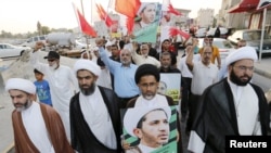 Le portrait du chef de l'opposition chiite bahreïnie al-Wefaq, cheikh Ali Salman, entre les mains de manifestants réclamant sa libération dans le village de Jidhafs, près de la capitale Manama, Bahreïn, le 16 juin 2015.