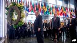 El secretario de Estado Rex Tillerson, acompañado por el subsecretario de Asuntos Políticos del Departamento de Estado, Tom Shannon, frente a una placa conmemorativa en el vestíbulo del Departamento de Estado que honra a los empleados que han dado su vida en cumplimiento del deber.