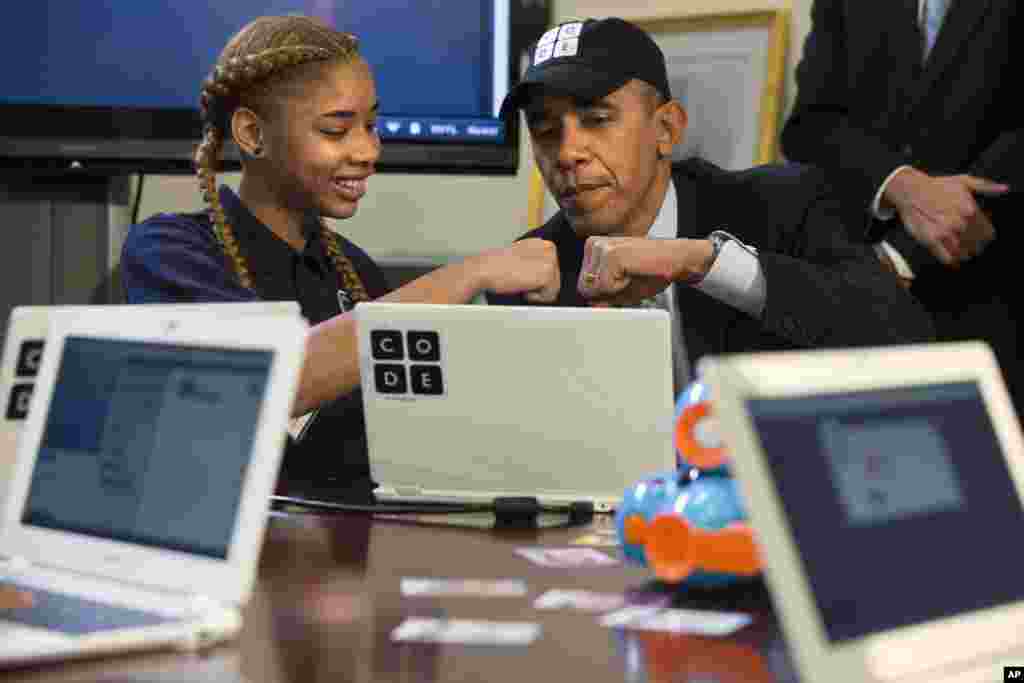 Le président Barack Obama salue amicalement une étudiante Adrianna Mitchell lors d'un événement « Heure du Code » près de la complexe de la Maison-Blanche, Washington, 8 décembre 2014. 