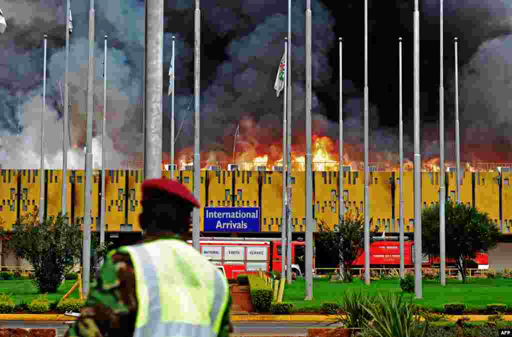 Api dan asap hitam terlihat mengepul dari bandara Internasional Jomo Kenyatta di Nairobi, Kenya.